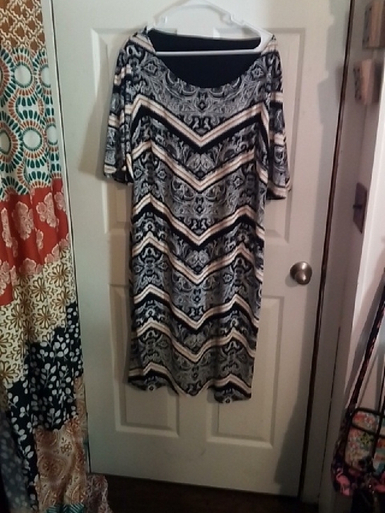 Dresses & Skirts - Black and Cream Chevron Print Midi Dress